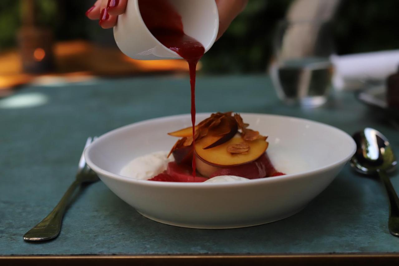 Maison Bréguet París Exterior foto A dessert being drizzled with a sauce